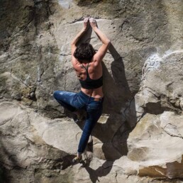 Lea Kuster beim Klettern