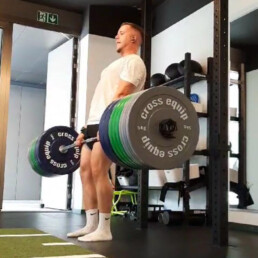 Lukas Leinemann trainiert Gewichtheben