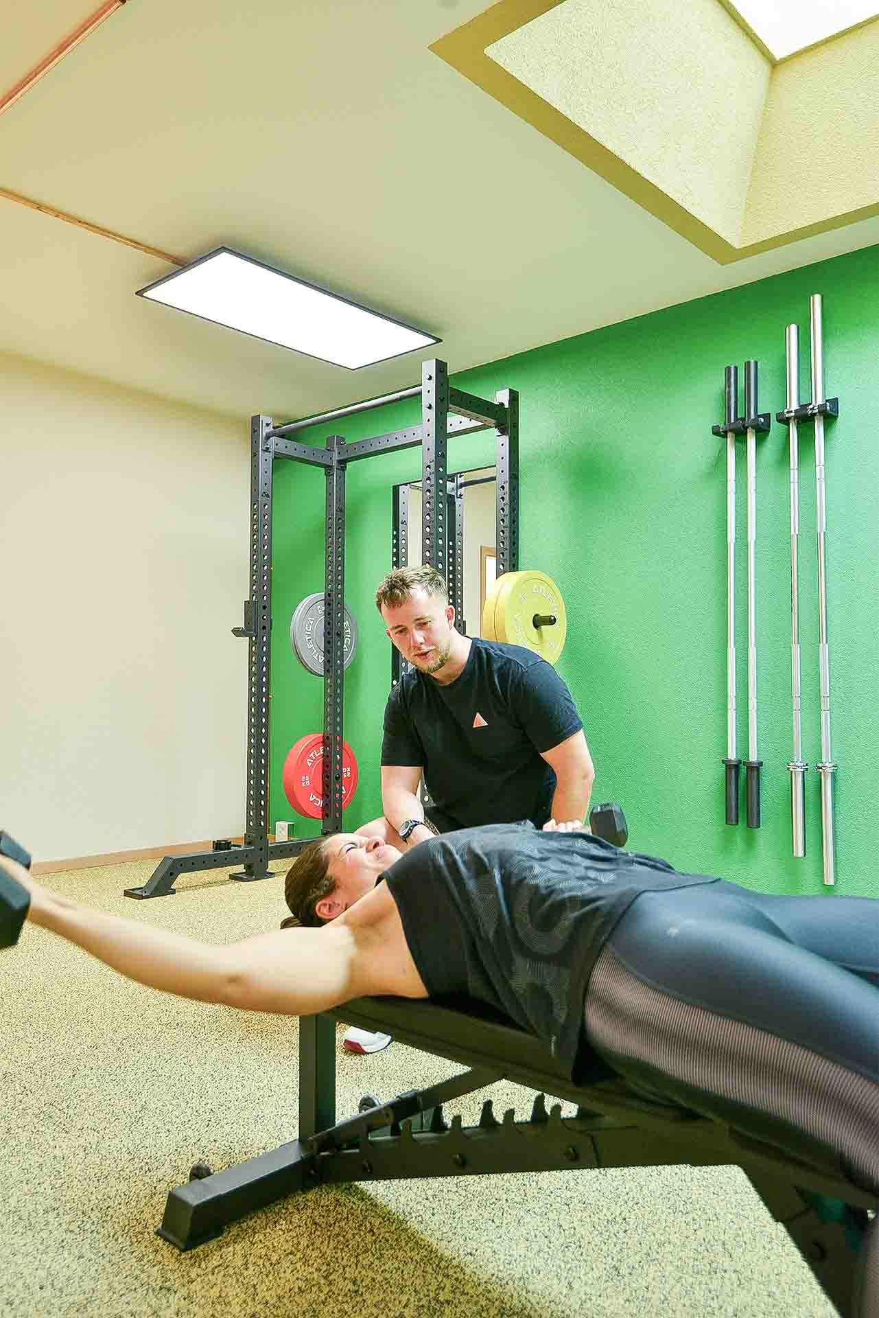 Hanteltraining im Studio-Kraft, Physiotherapie in Kilchberg