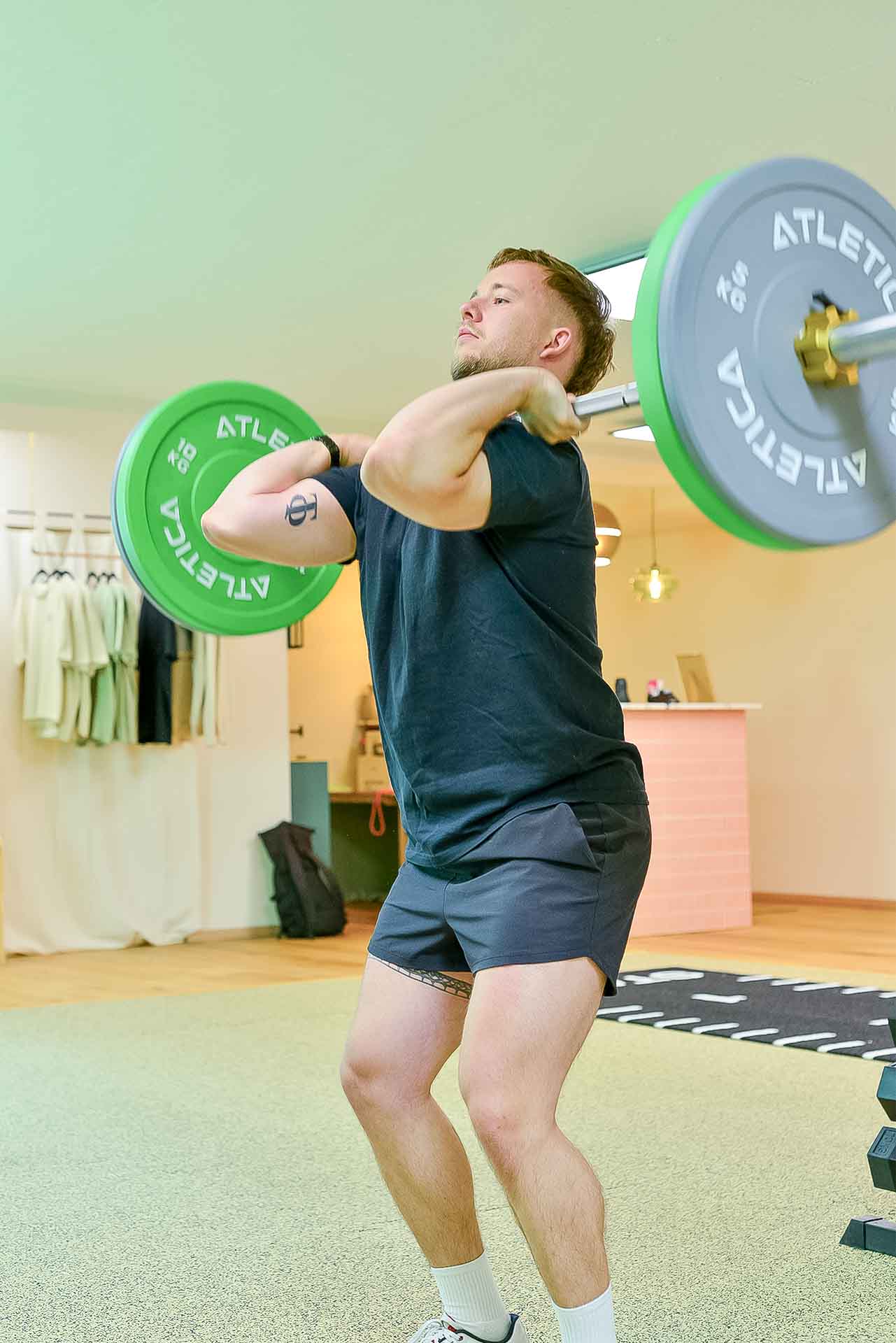 Hanteltraining im Studio-Kraft, Physiotherapie in Kilchberg