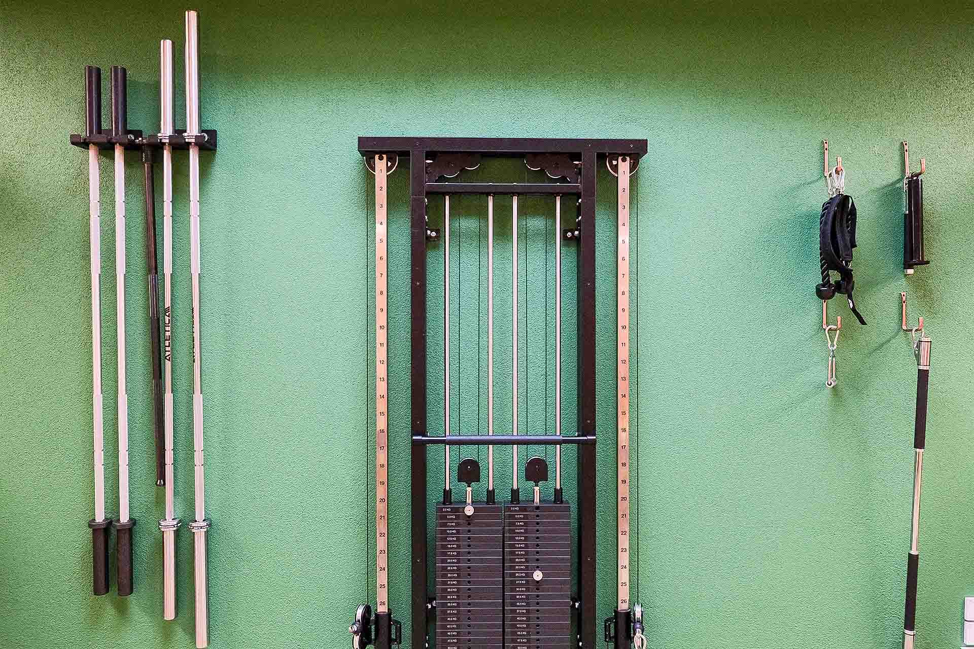 Geräte an der Wand im Studio-Kraft, Physiotherapie in Kilchberg